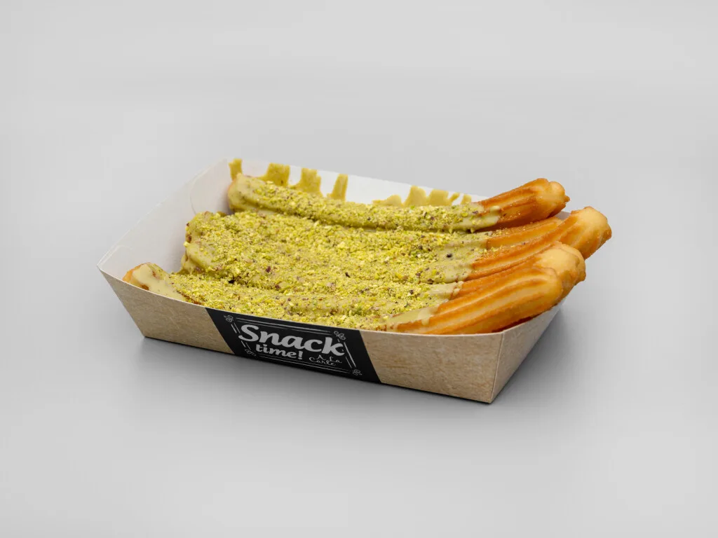Churros mit Pistaziencreme und gehackten Pistazien
